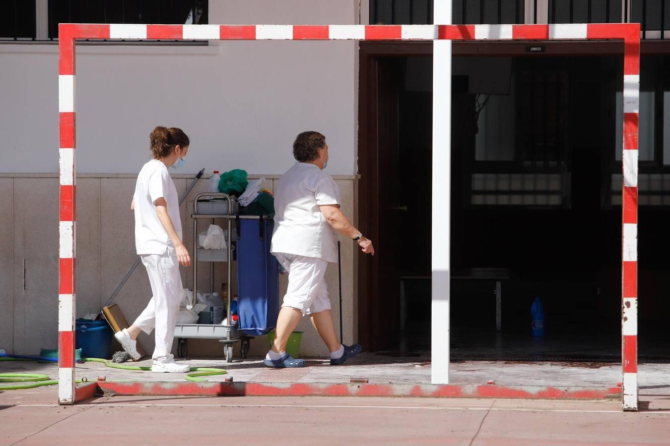 Las labores de limpieza en el colegio Jesús Nazareno en imágenes