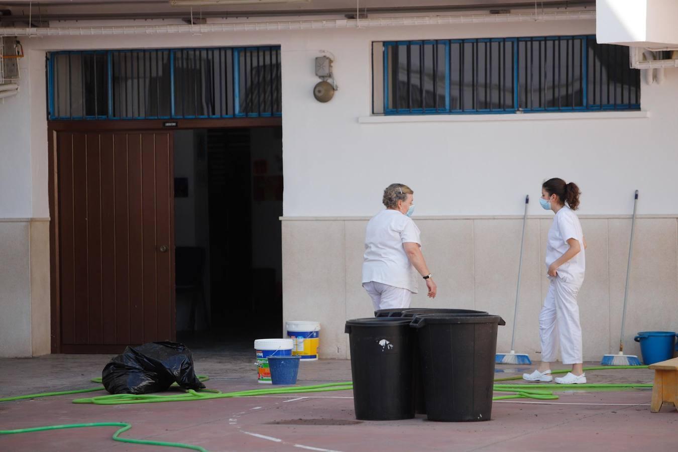 Las labores de limpieza en el colegio Jesús Nazareno en imágenes