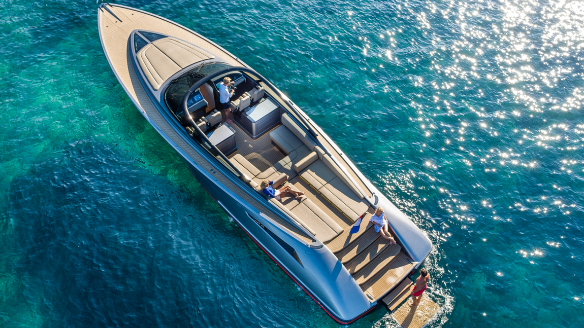 Un capricho criticado. La embarcación ha tenido un coste de 2 millones de euros y eso ha sido precisamente lo que ha generado polémica ya que muchos holandeses se preguntaban si realmente lo habían comprado con dinero de su bolsillo o con fondos del estado, algo que los monarcas se apresuraron a aclarar para evitar malentendidos. Hay otros que opinan que en los tiempos que corren este capricho quizás no ha sido lo más adecuado mientras que, por el contrario, una gran parte de la población de su país los defiende alegando que ellos también merecen vacaciones y que si pueden permitírselo, lo mínimo que tienen que hacer es disfrutarlo.