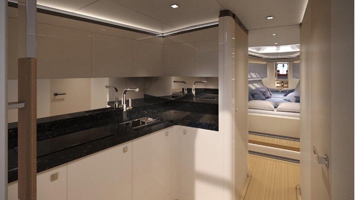 Mejoras con respecto al anterior modelo. Respecto al anterior modelo, esta incorpora una capota retráctil y una plataforma para nadar que se transforma en escalera. Además posee un sistema de anclaje renovado que junto con su casco de fibra de carbono contribuyen a que sea una embarcación muy ligera que puede alcanzar hasta 38 nudos de velocidad.