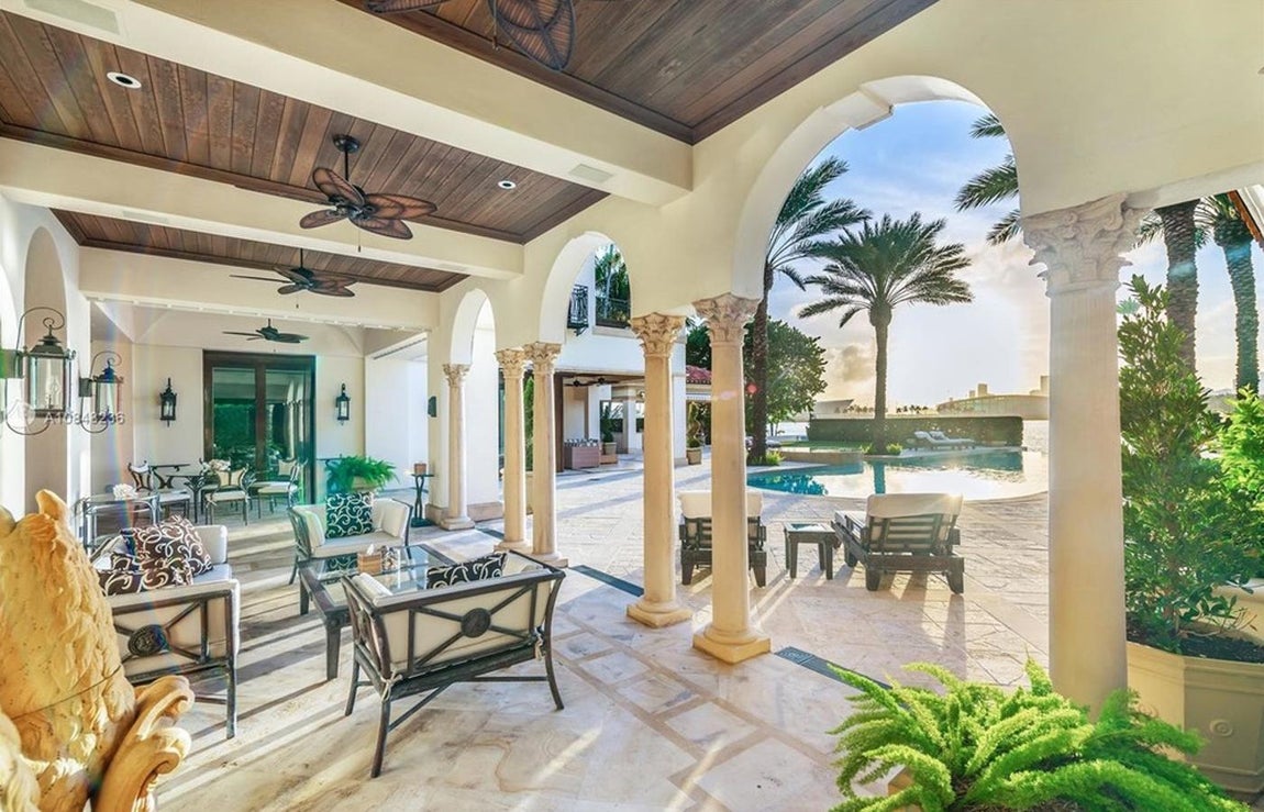 Clasicismo y vanguardia. En cuanto al interior, el estilo mediterráneo aúna toques clásicos donde no faltan los acabados de mármol y madera y pinceladas vanguardistas con los que se consigue un equilibrio perfecto. La disposición siempre se orienta a la piscina infinita con vistas al mar.