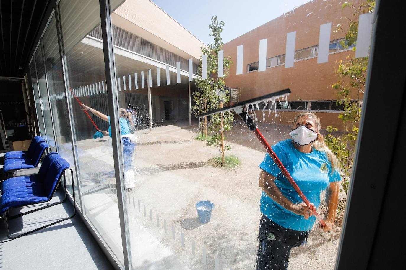 La limpieza del CEIP Turruñuelos de Córdoba, en imágenes