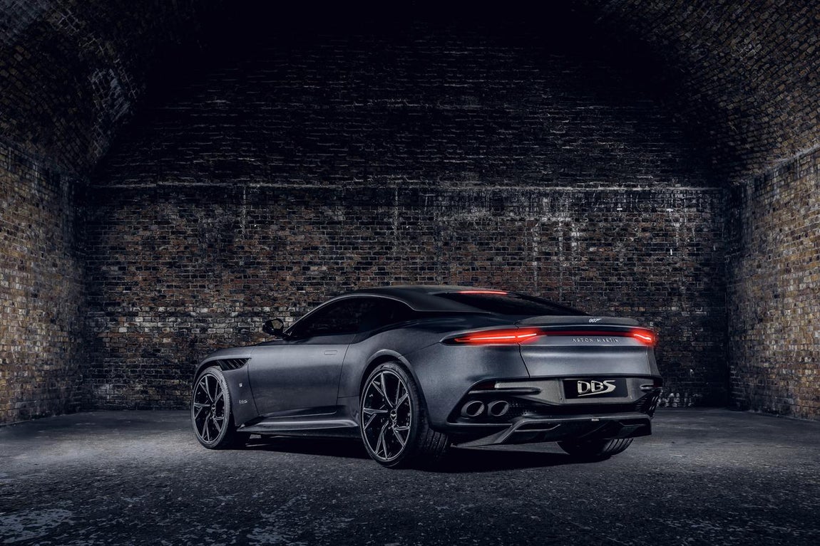 Aston Martin DBS Superleggera - Los coches del Agente 007. El coche se presenta con una pintura exterior especial Ceramic Grey con el techo, las carcasas de los espejos, el divisor, el difusor y el Aeroblade IITM trasero en fibra de carbono teñida de negro.