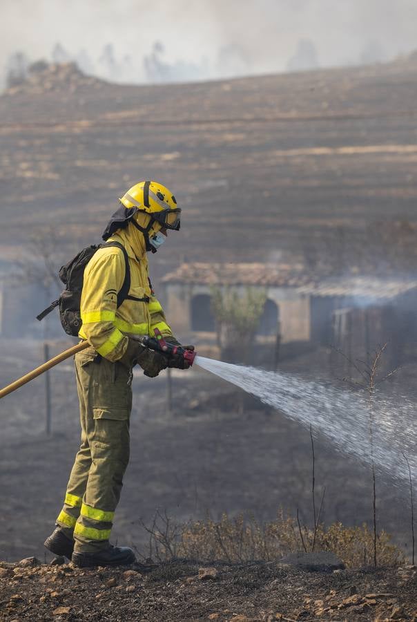 El incendio de Huelva continúa avanzando sin control, en imágenes