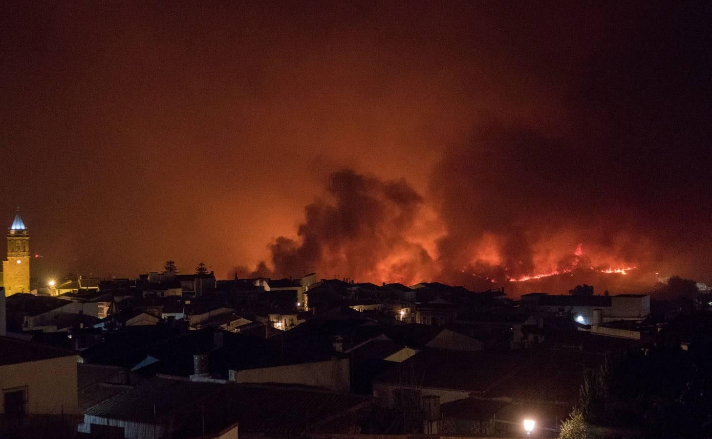 Voraz incendio en la Sierra de Huelva