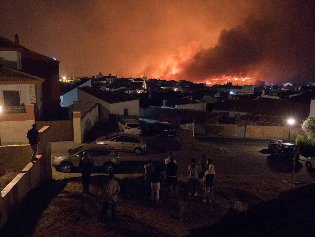 Voraz incendio en la Sierra de Huelva