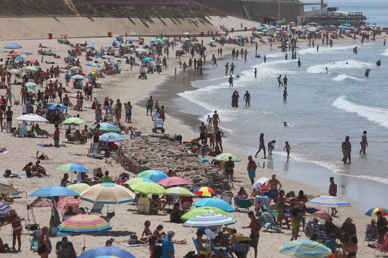 Lleno en las playas gaditanas en el último domingo de agosto