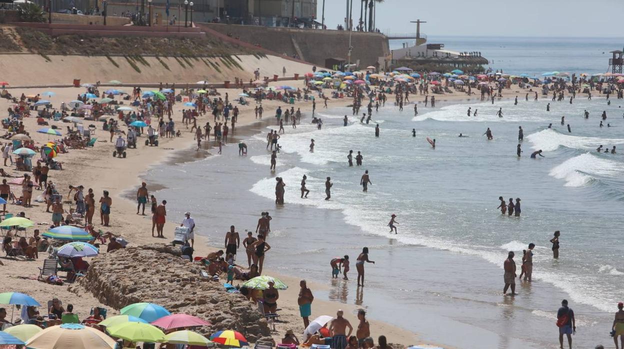 Lleno en las playas gaditanas en el último domingo de agosto