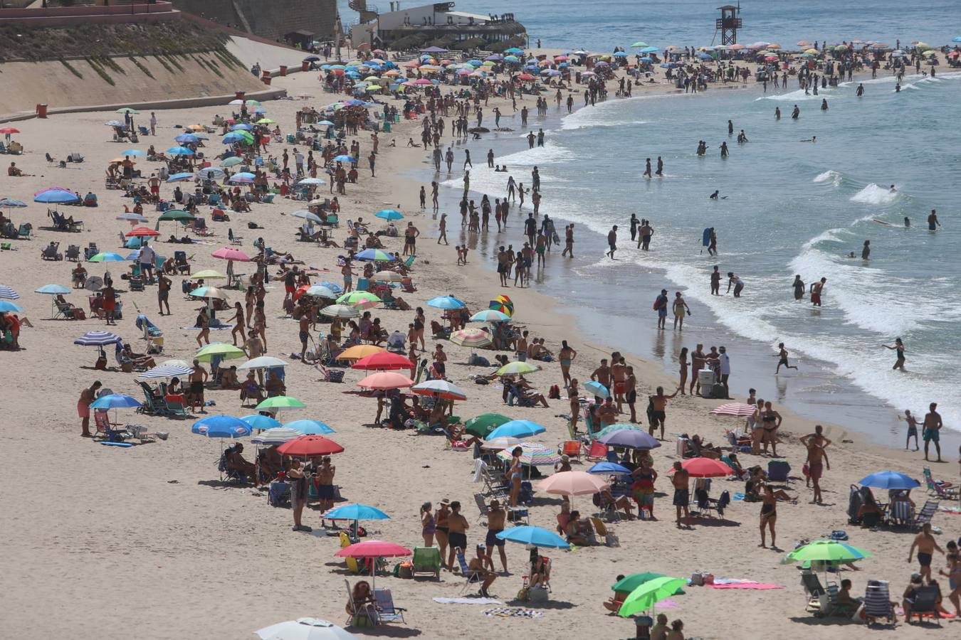 Lleno en las playas gaditanas en el último domingo de agosto