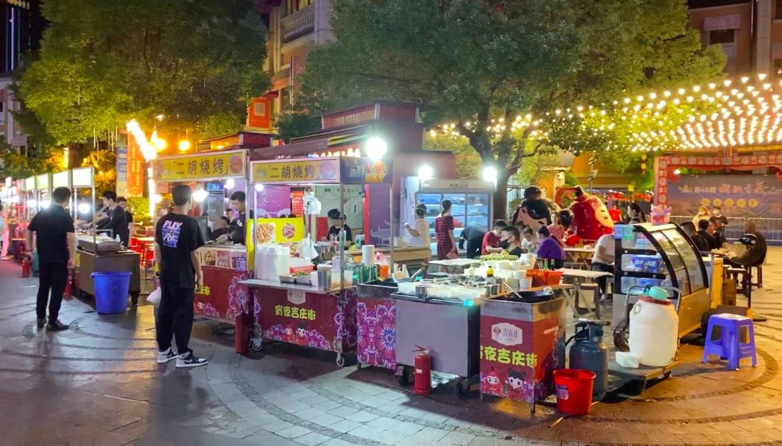 Las calles de Wuhan han vuelto a llenarse de puestos de comida y terrazas de restaurantes. 