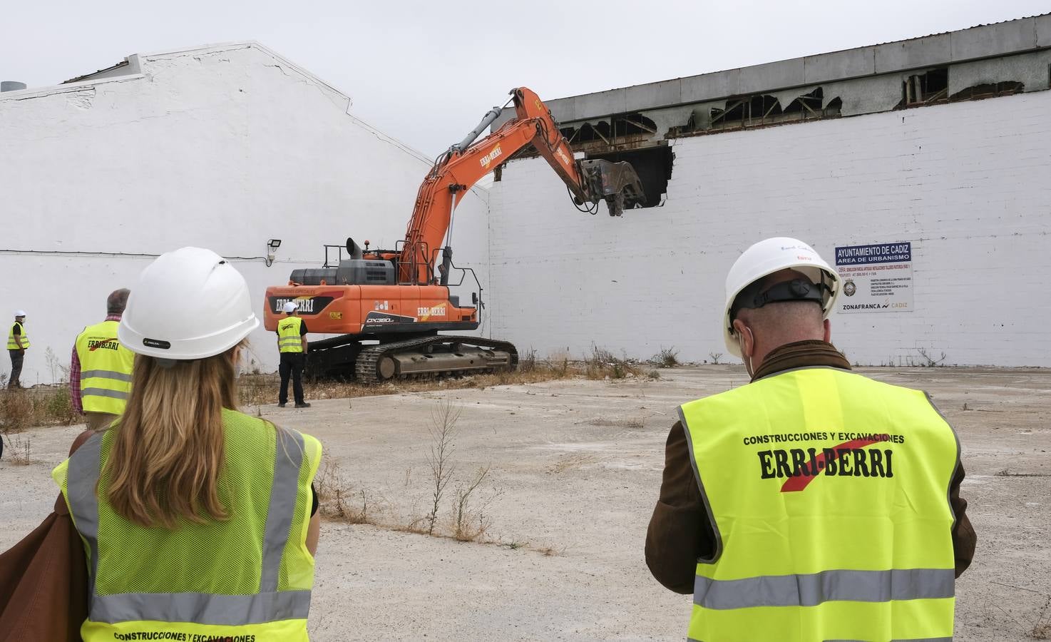 FOTOS: Derribo de los antiguos Talleres Pastoriza en Cádiz