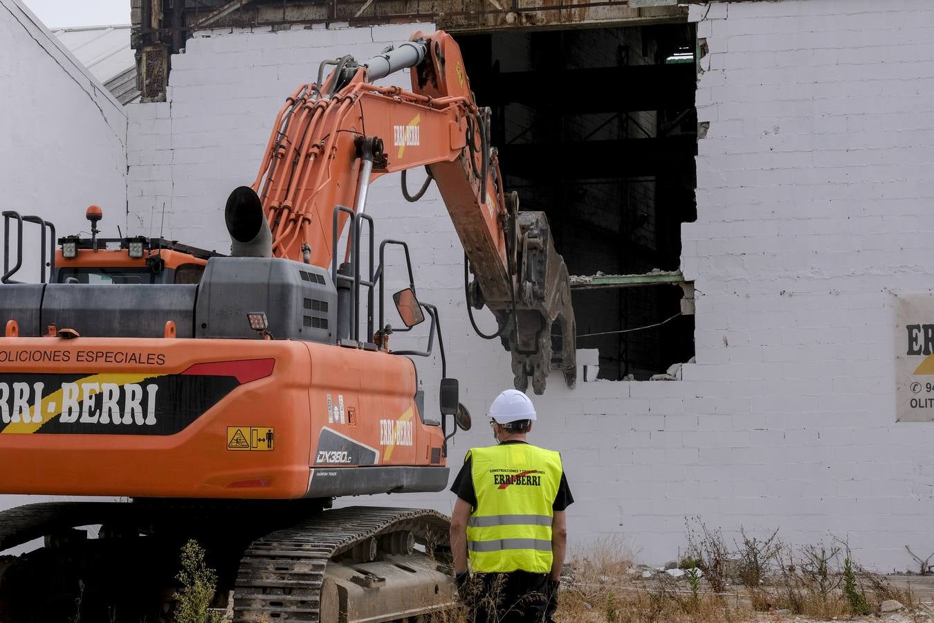 FOTOS: Derribo de los antiguos Talleres Pastoriza en Cádiz