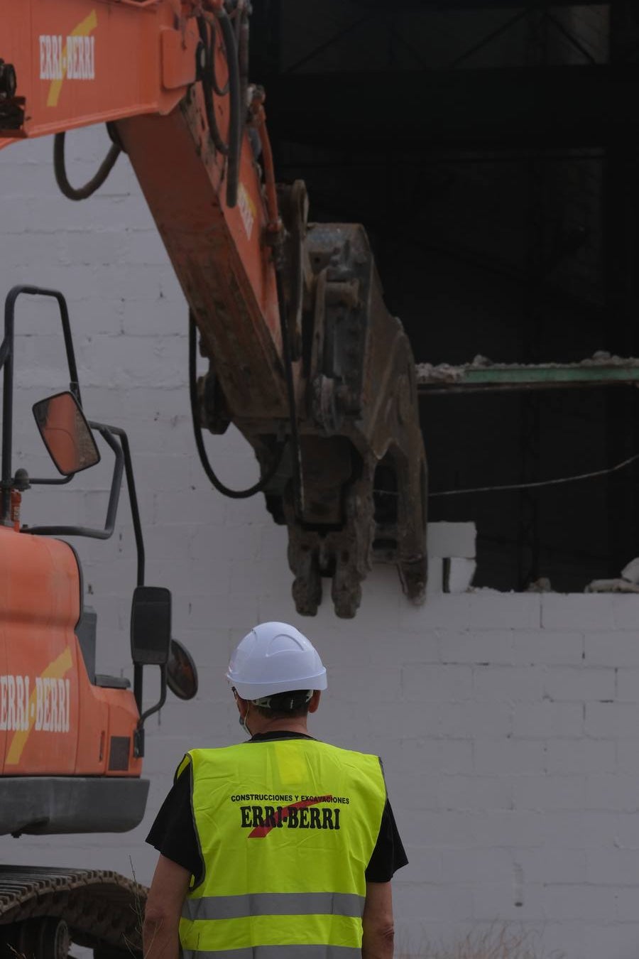 FOTOS: Derribo de los antiguos Talleres Pastoriza en Cádiz