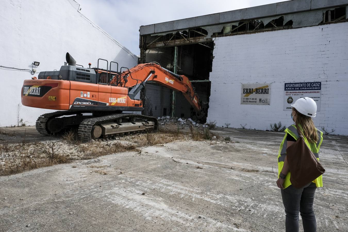 FOTOS: Derribo de los antiguos Talleres Pastoriza en Cádiz