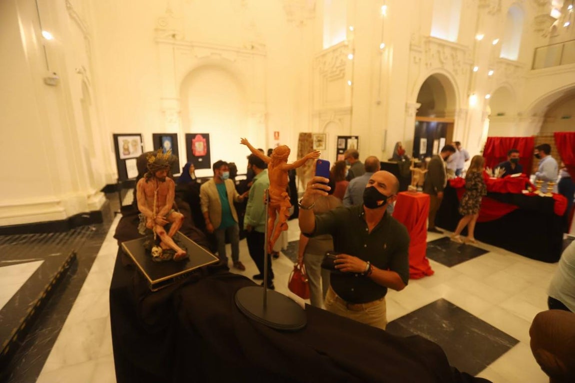 La exposición «Subasta de Bondad», a favor de Cáritas, en imágenes