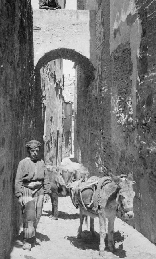 Calle de Toledo fotografiada por C. Alguacil hacia 1890. La higiene pública debía afrontar la estrechez de las calles, el tránsito de caballerías y la falta de agua en cantidad y calidad en muchos domicilios. Archivo Municipal de Toledo. 