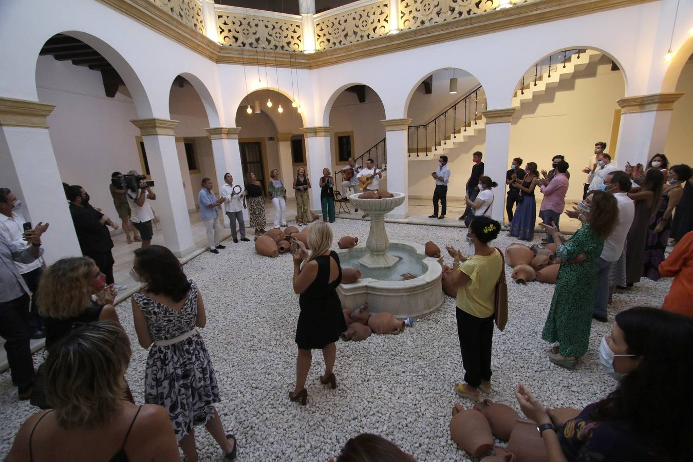 En imágenes, la inauguración de la exposición «Corazón. Amigos de Siempre Así para Trianidad»