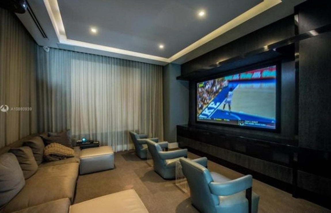 Todo tipo de comodidades. No falta tampoco una sala de cine, otra de juegos, un gimnasio completamente equipado, lounge bar, una biblioteca y una pequeña cancha de baloncesto.