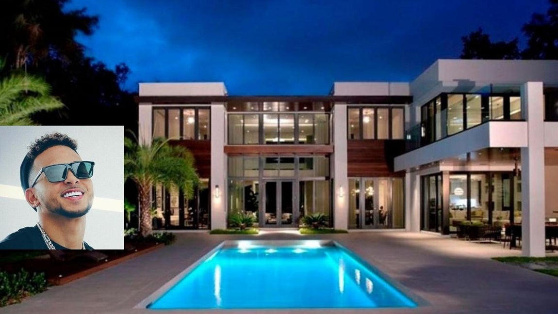 En su mejor momento. Ozuna está viviendo uno de sus mejores momentos. Su nuevo álbum repleto de colaboraciones con otros artistas de reggaetón de renombre unido a su tirón mediático está contribuyendo a que cada día cada vez sean más firmas las que se decidan por contar con su presencia para las campañas publicitaria. ¿El resultado? Una cuenta bancaria que cada vez amasa más ceros. El cantante además de lujosos coches y relojes parece que ha decidido celebrar este éxito por todo lo alto comprándose una mansión en uno de los barrios más exclusivos de Miami que nada tiene que envidiar a las de otros artistas y que mostramos a continuación.