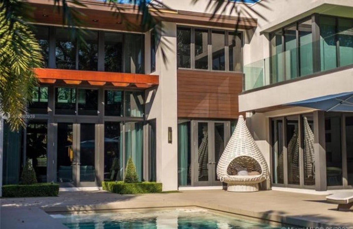 Un barrio lujoso y exclusivo. La residencia, construida bajo un estilo muy vanguardista, consta de dos plantas y una superficie de casi 700 metros cuadrados además de grandes jardines. El precio de compra ronda los 5 millones de dólares, una cifra bastante razonable teniendo en cuenta que se encuentre en Coconut Grove, una de las zonas más demandadas por las celebrities.