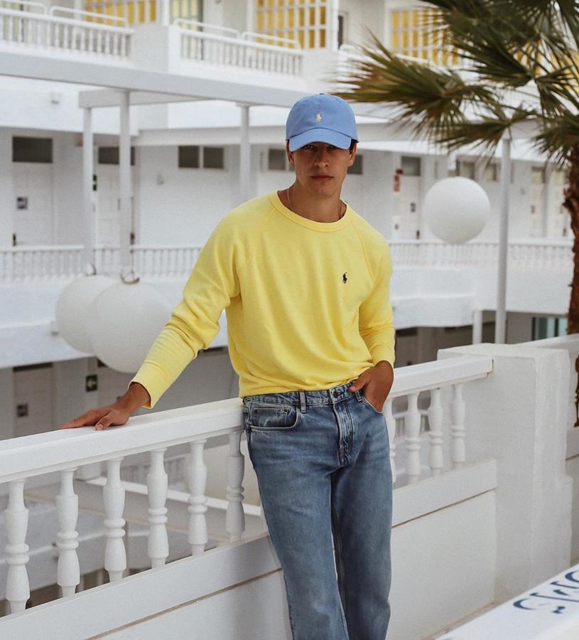 Colores con fuerza. El final del verano no significa que la paleta de color pierda fuerza, es más, es el momento perfecto para recurrir a los jerséis de algodón y cashmere en tonos potentes que encarnen el estilo noventero que tan de moda está. Ante la duda, con jeans siempre es un acierto seguro.