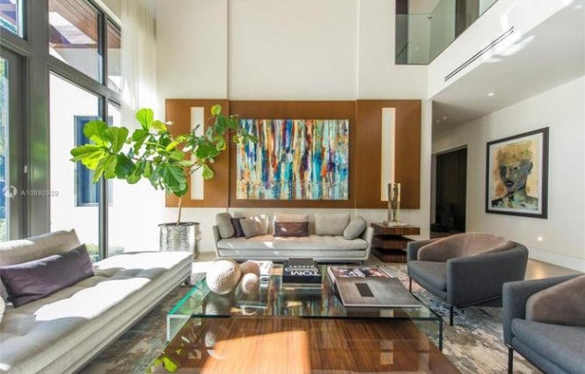 Inversión en muebles de diseño. El cantante es un apasionado del arte y se refleja en la mayor parte de las estancias, donde no faltan los cuadros y esculturas que contribuyen a darle un aire más cosmopolita a las estancias.