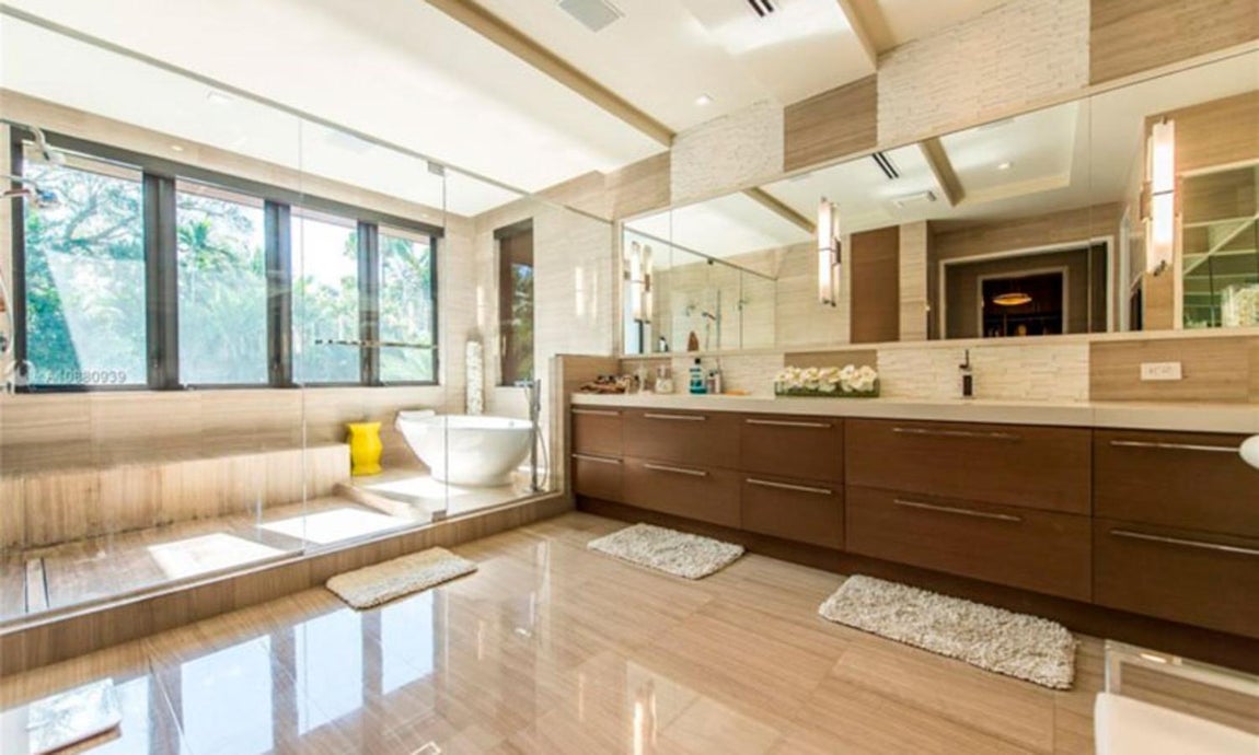 Un baño de ultra lujo. Aunque le residencia cuenta con un total de 7 baños, el principal es sin duda el más ostentoso debido a su gran tamaño y la decoración tan cuidada que posee. La casa posee también un pequeño Spa y sauna.