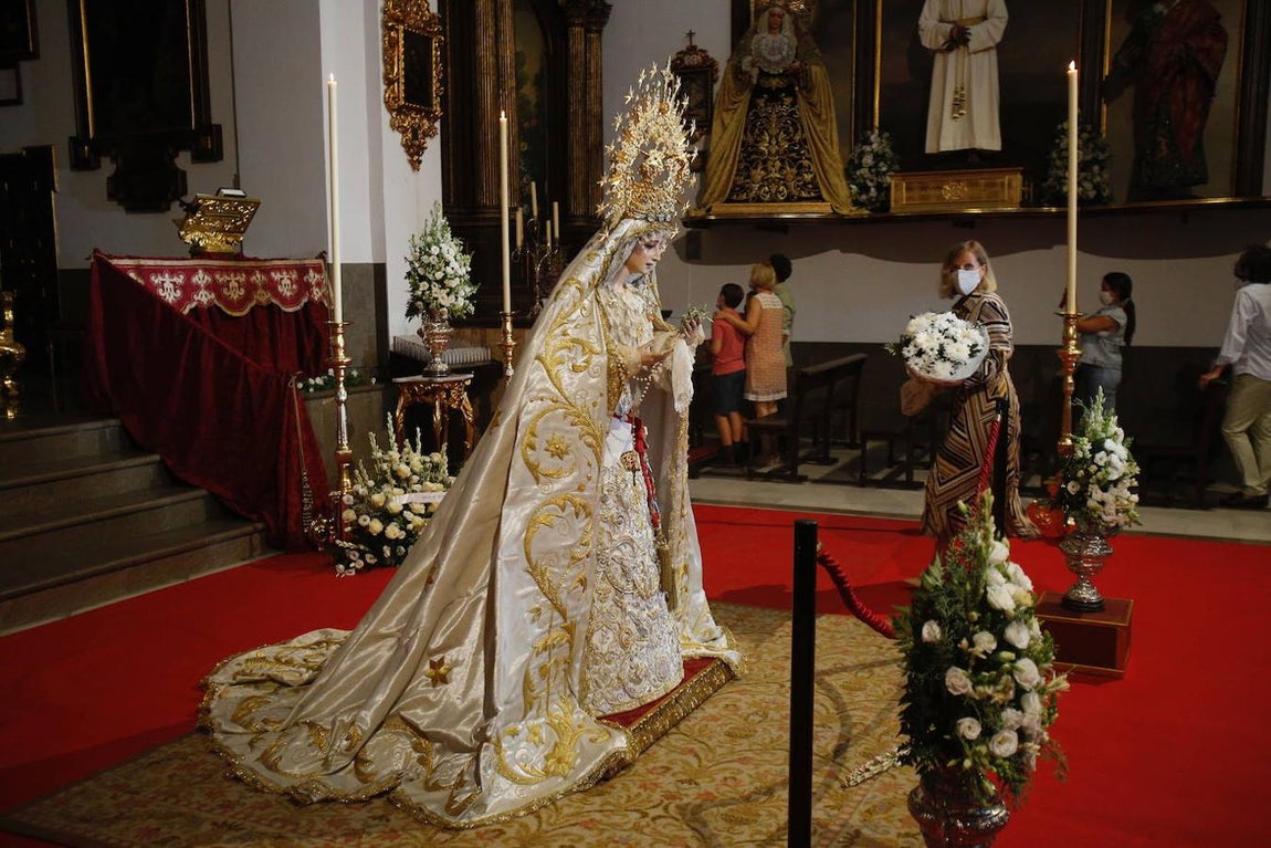 La Virgen de la Paz y Esperanza expuesta en veneración, en imágenes