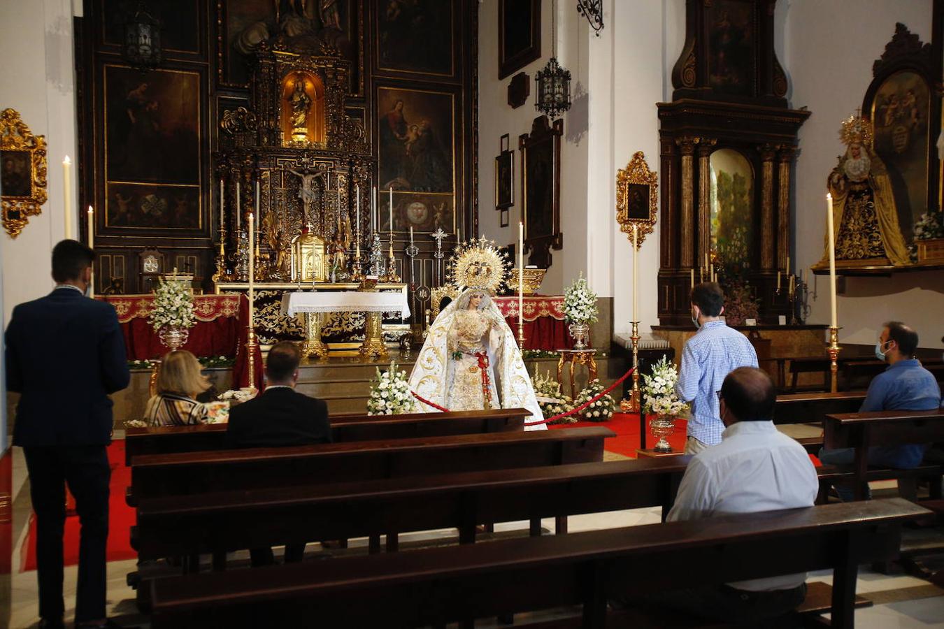 La Virgen de la Paz y Esperanza expuesta en veneración, en imágenes