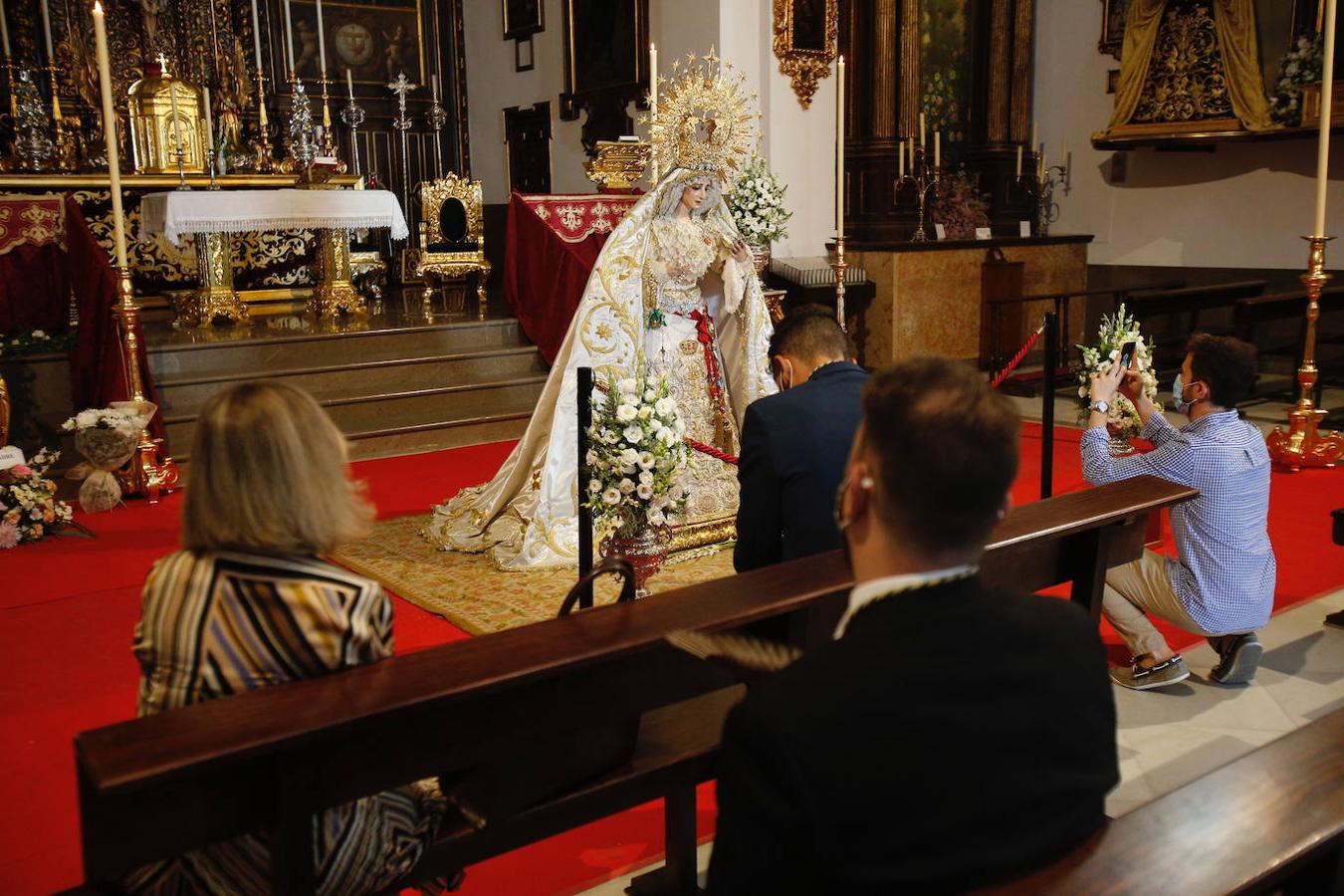 La Virgen de la Paz y Esperanza expuesta en veneración, en imágenes