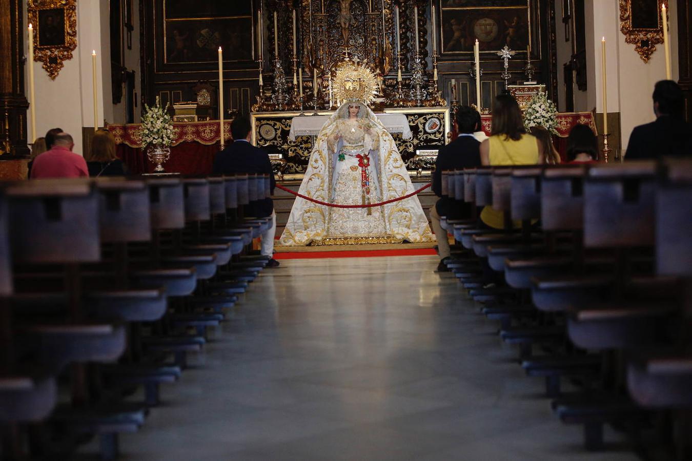 La Virgen de la Paz y Esperanza expuesta en veneración, en imágenes