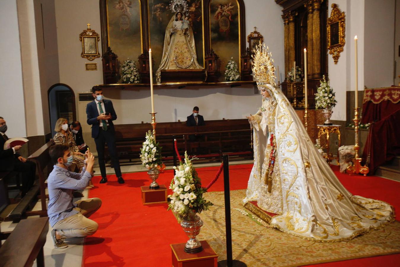 La Virgen de la Paz y Esperanza expuesta en veneración, en imágenes