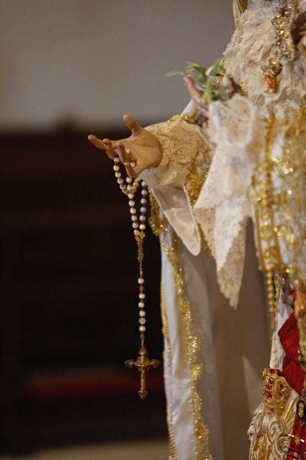 La Virgen de la Paz y Esperanza expuesta en veneración, en imágenes