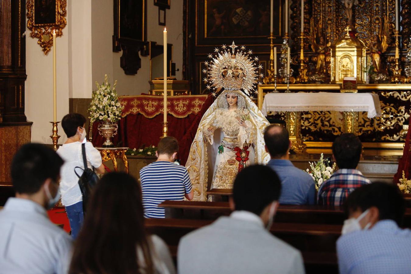 La Virgen de la Paz y Esperanza expuesta en veneración, en imágenes