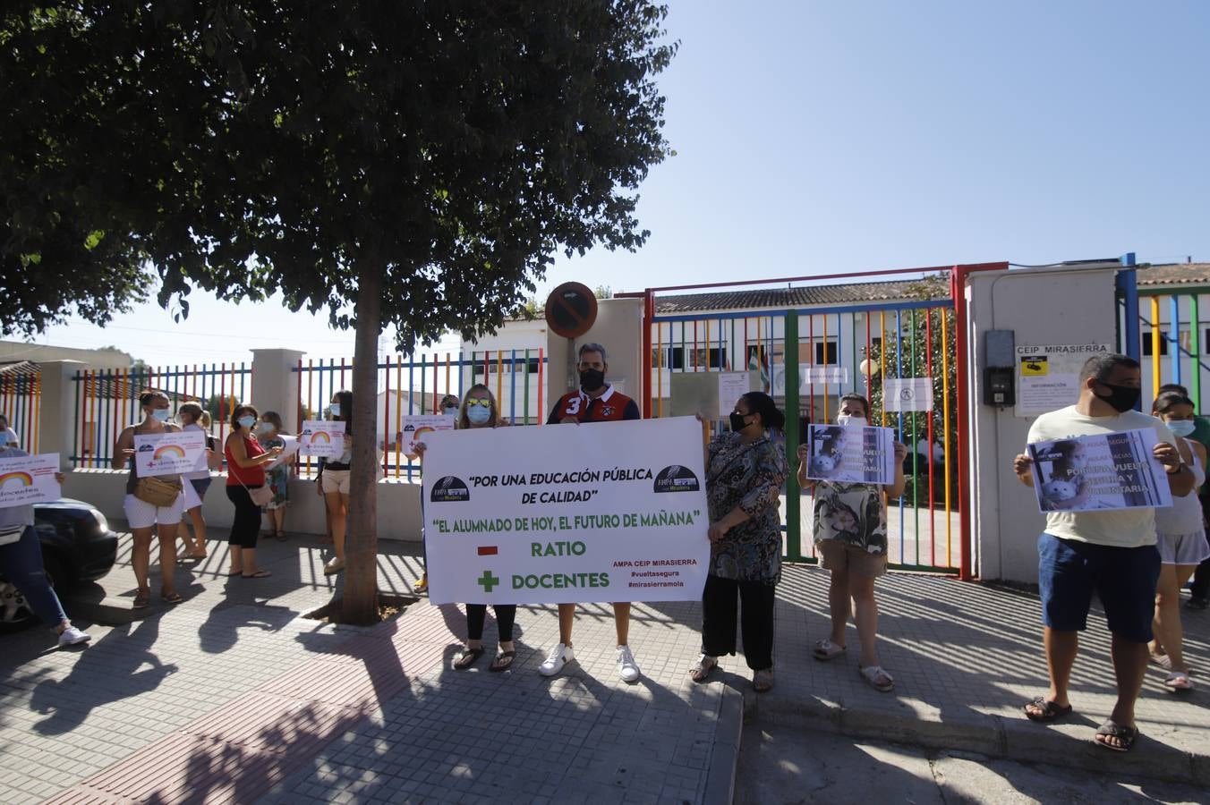 Protesta de padres en algunos colegios de Córdoba en la vuelta al colegio, en imágenes