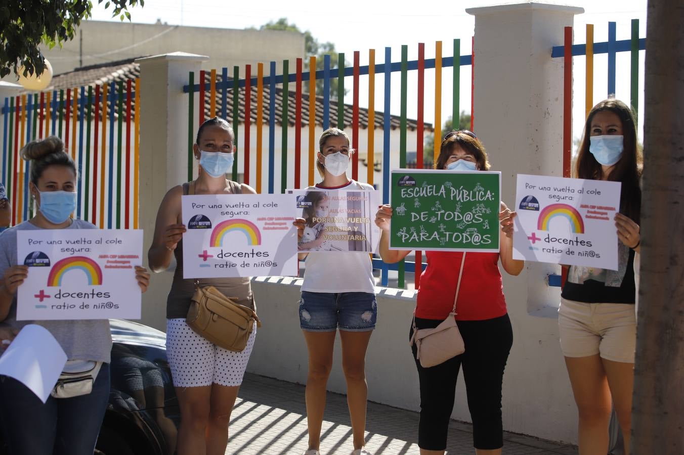 Protesta de padres en algunos colegios de Córdoba en la vuelta al colegio, en imágenes