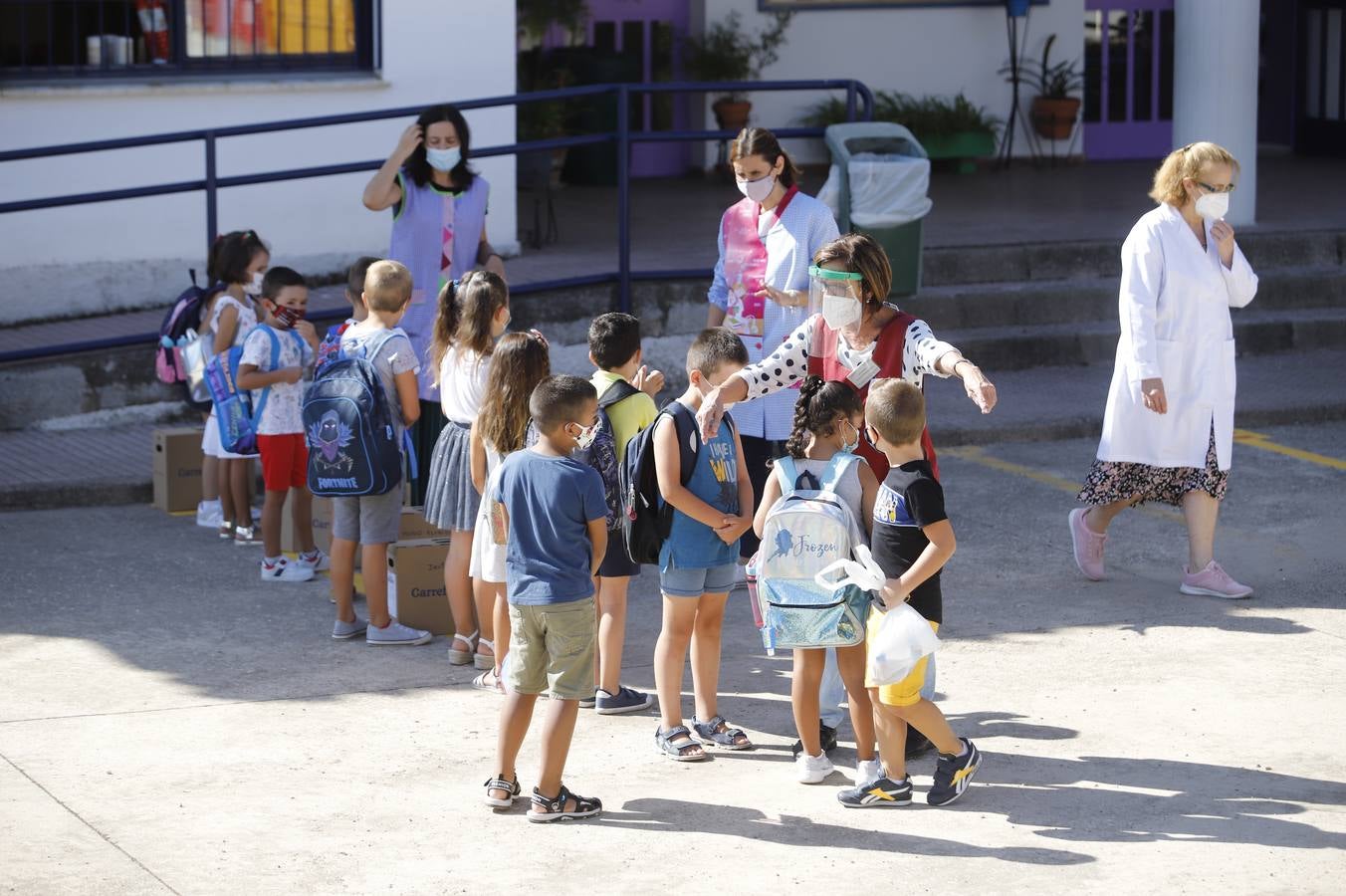 Protesta de padres en algunos colegios de Córdoba en la vuelta al colegio, en imágenes