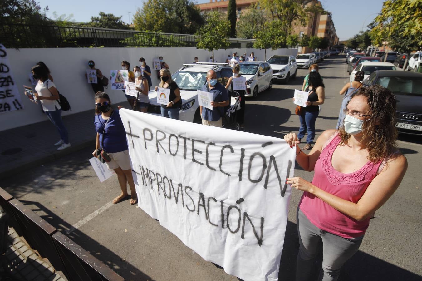 Protesta de padres en algunos colegios de Córdoba en la vuelta al colegio, en imágenes