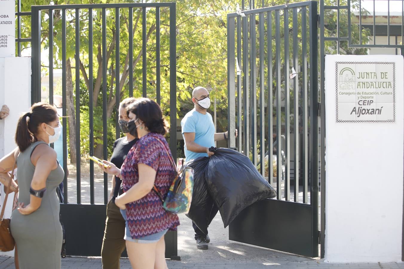 Protesta de padres en algunos colegios de Córdoba en la vuelta al colegio, en imágenes