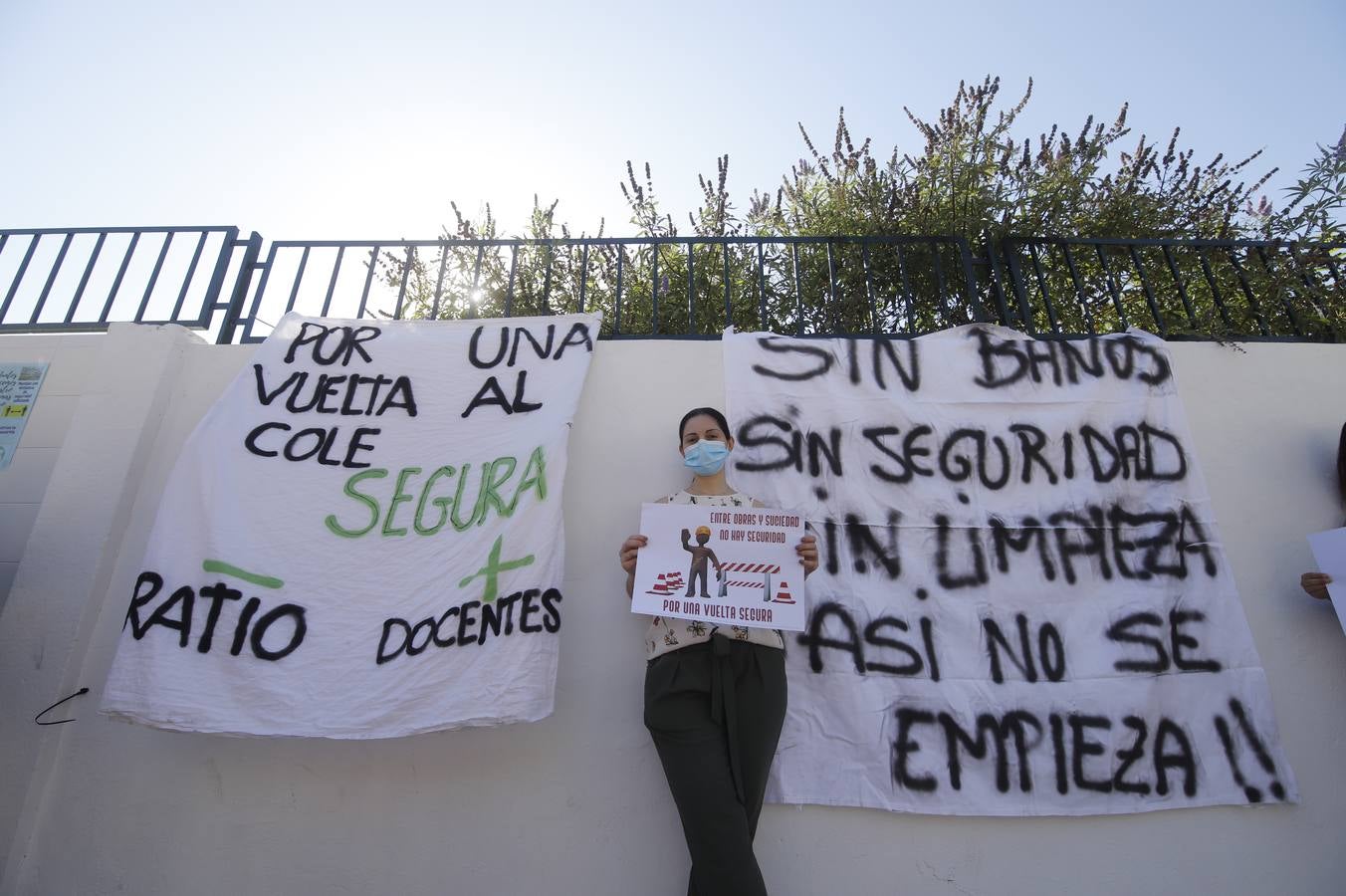 Protesta de padres en algunos colegios de Córdoba en la vuelta al colegio, en imágenes