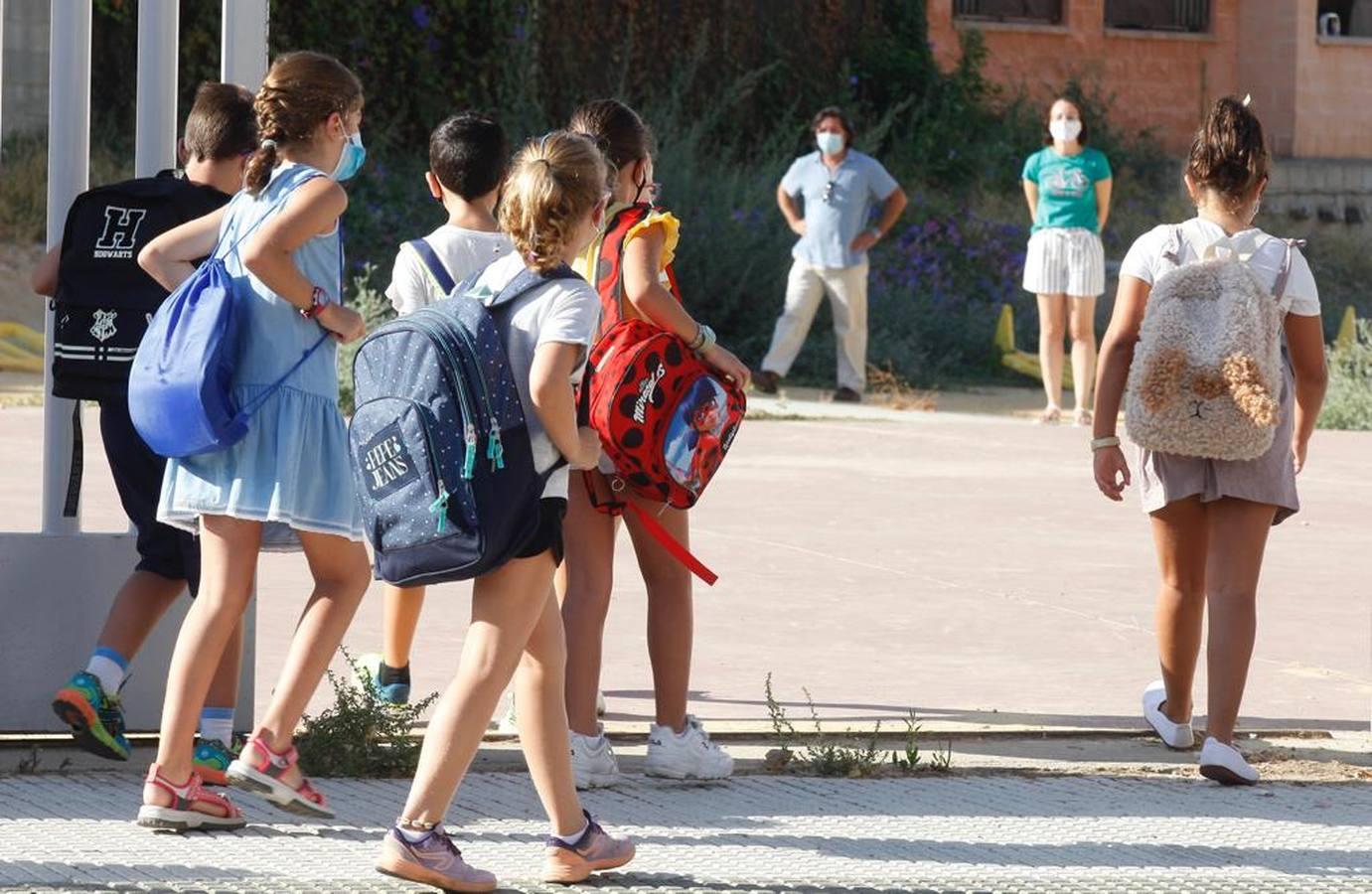 En imágenes, la normalidad y la ilusión se imponen en la vuelta a los colegios de Sevilla