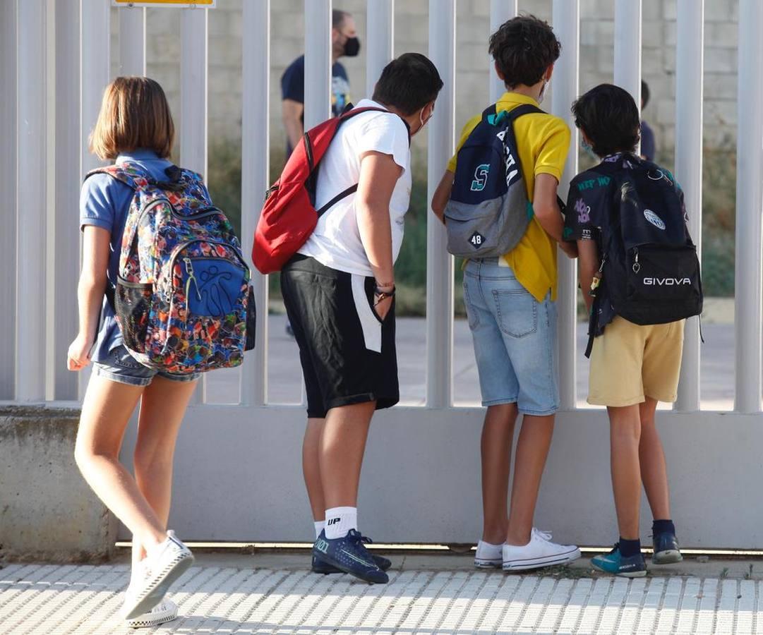 En imágenes, la normalidad y la ilusión se imponen en la vuelta a los colegios de Sevilla