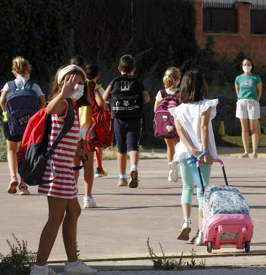 En imágenes, la normalidad y la ilusión se imponen en la vuelta a los colegios de Sevilla