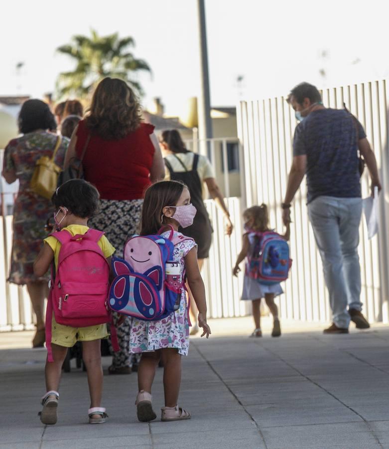 En imágenes, la normalidad y la ilusión se imponen en la vuelta a los colegios de Sevilla