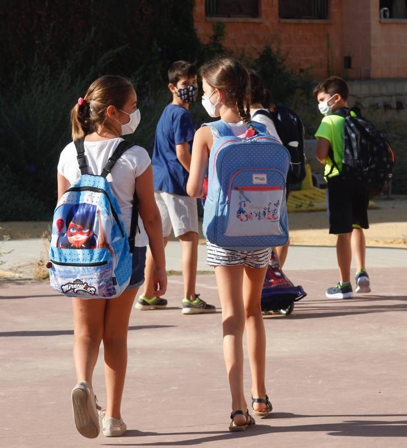 En imágenes, la normalidad y la ilusión se imponen en la vuelta a los colegios de Sevilla