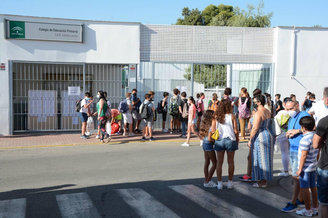 Aspecto de la puerta de un colegio de Tomares