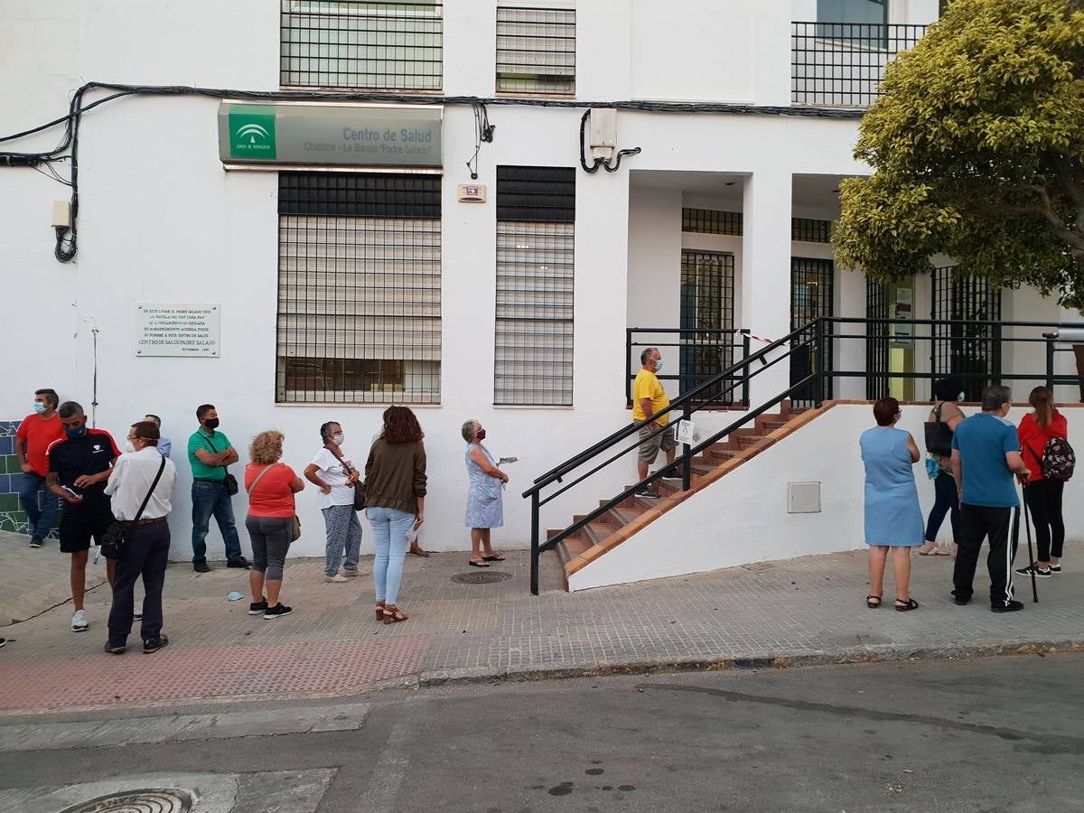 Largas colas en los Centros de Salud de Chiclana, en imágenes