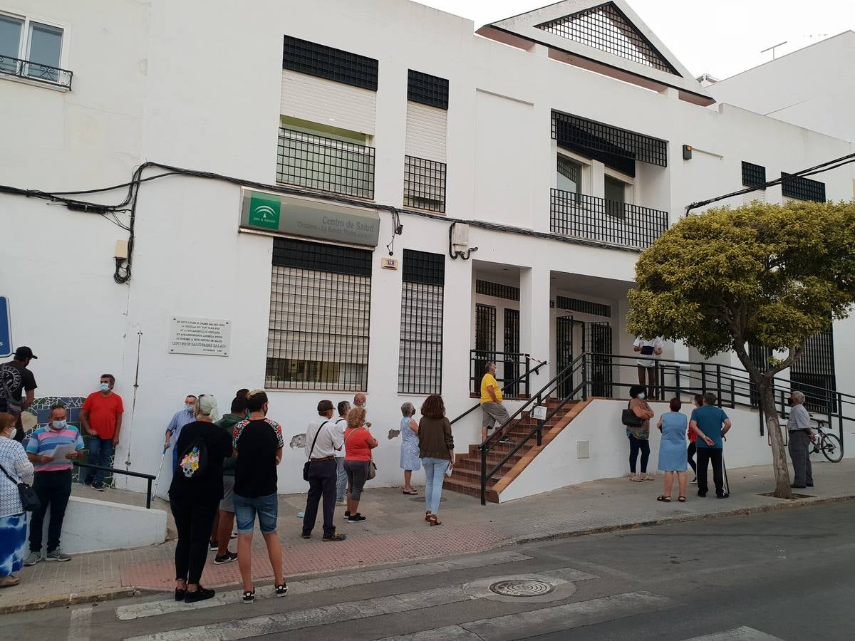 Largas colas en los Centros de Salud de Chiclana, en imágenes