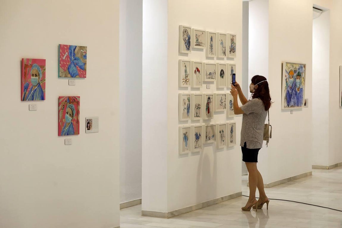 La exposición «Héroes con bata», de homenaje a los sanitarios en Córdoba, en imágenes
