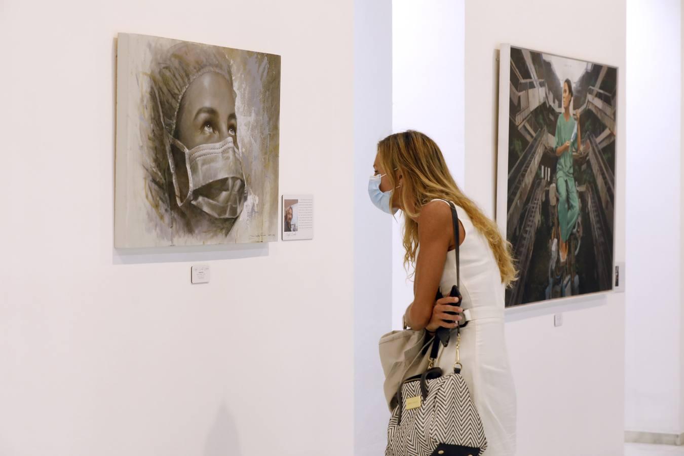 La exposición «Héroes con bata», de homenaje a los sanitarios en Córdoba, en imágenes